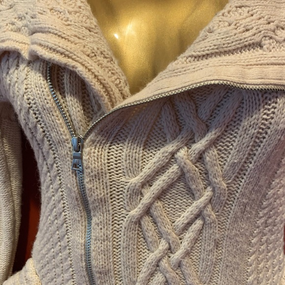 Beautiful warm sweater - Picture 3 of 14